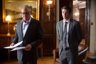 Paranoia - Riskantes Spiel – Schnell erschleicht sich Adam (Liam Hemsworth, r.) das Vertrauen von Eikon-Chef Jock Goddard (Harrison Ford, l.). Zu spät erkennt er, dass mit dem exzentrischen Firmenbesitzer nicht zu spaßen ist.
