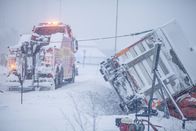 Ice Road Rescue - Extremrettung in Norwegen – Overhalla, Norwegen - Total umgekippter LKW. Der LKW im Graben ist an einem Draht befestigt, der mit dem Abschleppwagen verbunden ist. Dies ist eines der Elemente, die dem Lastwagen aus dem Graben helfen. Sie verwenden auch Luftkissen, um es zu unterstützen.