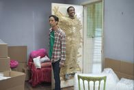 Community – Die beiden Chaoten Abed (Danny Pudi, l.) und Troy (Danny Glover, r.) haben allen Grund zur Freude: Annie hat beschlossen, bei den ihnen einzuziehen ...