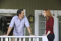 Desperate Housewives – Ben (Charles Mesure, l.) hält für Bree (Marcia Cross, r.) und ihren Freundinnen einen ganz besonders großen Schock bereit, denn Ben möchte genau auf dem Gelände ein Großbauprojekt starten, wo sie Alejandros Leiche begraben ist ...