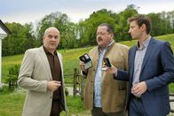 Die Rosenheim-Cops – Die Kommissare Hofer (Joseph Hannesschläger, M.) und Hansen (Igor Jeftic, r.) befragen Uniprofessor Dr. Siegfried Aumann (Klaus Schindler, l.).