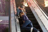 Final Destination 4 – Verzweifelt versucht Nick (Bobby Campo, hinten) seine Freundin Lori (Shantel VanSanten, vorne) aus dem zerstörten Kino zu retten. Doch dann brechen Teile der Rolltreppe ab, während der Treppenmotor stur weiterläuft ...
