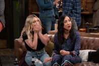 How I Met Your Father – Sophie (Hilary Duff, l.); Ellen (Tien Tran, r.)