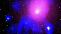 Spacetime – Im Galaxiehaufen Ophiuchus entdeckten Astronomen Spuren der bislang größten bekannten Explosion im Universum, wahrscheinlich entstanden bei der Explosion eines supermassereichen Schwarzen Lochs.