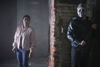 The Rookie – Celina Juarez (Lisseth Chavez) folgt auf ihrem Heimweg in der Dunkelheit einem unheimlichen Geräusch, das sie in ein leerstehendes Gebäude führt. Eine Falle?