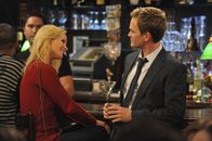 How I Met Your Mother – Barney (Neil Patrick Harris, r.) stellt sich der großen Herausforderung, innerhalb einer Woche jeden Abend eine Frau aufzureißen. Also mit "7 in 7" eine perfekte Serie hinzulegen. Doch wird es ihm gelingen?