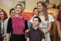 Young Sheldon – Noch ahnen Meemaw (Annie Potts, l.), Sheldon (Iain Armitage, M.) und Mary (Zoe Perry, r.) nicht, dass der Wissenschaftswettbewerb ein herber Rückschlag für Sheldon wird ...