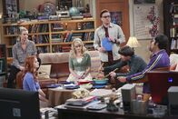 The Big Bang Theory – Beschließen ohne Sheldon nach Las Vegas zu fahren, um mal etwas Dampf abzulassen, weil er sich in letzter Zeit sehr garstig zu ihnen verhalten hat: Penny (Kaley Cuoco, l.), Emily (Laura Spencer, 2.v.l.), Bernadette (Melissa Rauch, 3.v.l.), Leonard (Johnny Galecki, 3.v.r.), Howard (Simon Helberg, 2.v.r.) und Raj (Kunal Nayyar, r.) ...