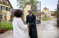 Sturm der Liebe – Nicoles (Dionne Wudu, l. mit Bruce Darnell, r.) Performance für die Hochzeitsparty droht ins Wasser zu fallen.