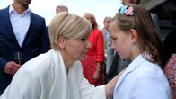 In aller Freundschaft – Kathrin Globisch (Andrea Kathrin Loewig, li.) muss ihrer Tochter Hanna (Lana Sophie Böhm, re.) sagen, dass ihr Verlobter Alexander nicht kommen wird und sie ihn auch nicht geheiratet hat. Hanna ist wahnsinnig traurig und sie versteht es nicht.