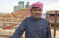 Magic Cities – PHOENIX MAGIC CITIES, "Dubai " Uhr. Majib Al Falasi ist Bootsbauer. Die Holzboote dienen bis heute als Transportmittel für den Handel und haben eine Jahrhunderte alte Tradition.