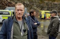 Kommissar Wisting – Kommissar Wisting (Sven Nordin, li.) hat im Einsatz mit Stiller (Kyrre Hellum, Mitte) und Hammer (Mads Ousdal, re.) ein ungutes Gefühl.