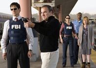 Criminal Minds – (v.l.n.r.) Aaron Hotchner (Thomas Gibson); Jason Gideon (Mandy Patinkin); Emily Prentiss (Paget Brewster); Jane (Amy Madigan)