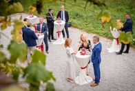 Sturm der Liebe – v.l.) immer mehr Gefallen an einer Unternehmer-Karriere findet. (mit Komparsen)