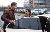 In aller Freundschaft – Dr. Maria Weber (Annett Renneberg) wird aus der Klinik entlassen und Dr. Kai Hoffmann (Julian Weigend) holt sie ab. Beide freuen sich sichtlich auf das Experiment des Zusammenwohnens.
