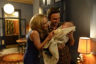 Love Child – Joan (Jessica Marais, l.); Jim (Matthew Le Nevez, r.)