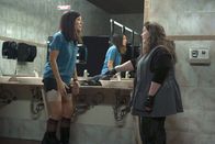 Taffe Mädels – Shannon (Melissa McCarthy, r.) kann es nicht glauben, was sie da zu sehen bekommt: die dünne Sarah (Sandra Bullock, l.) trägt schlankmachende, hässliche Unterwäsche ...