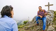Servus Schwiegermutter – ARD Degeto SERVUS, SCHWIEGERMUTTER! Uhr im ERSTEN, online first ab Mittwoch (27.10.21) in der ARD MEDIATHEK UnerwÃ¼nschter Besuch aus der Hauptstadt: Toni (Adnan Maral) versucht Farah (Åžiir EloÄŸlu) loszuwerden. Â