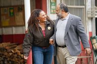 Bless This Mess – Constance (Pam Grier, l.); Pastor Paul (Geoffrey Owens, r.)