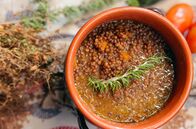 Zu Tisch ... – Dank ihrer feinen, cremigen Konsistenz eignen sich Ustica-Linsen auch wunderbar für Linsensuppe.