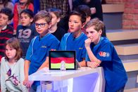 1, 2 oder 3 – Das blaue Rateteam aus Dresden/Deutschland wartet gespannt, welche knifflige Frage Elton als nächstes stellen wird.
