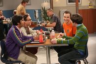 The Big Bang Theory – Sind ganz besondere Freunde: Leonard (Johnny Galecki, 2.v.l.), Sheldon (Jim Parsons, 2.v.r.), Rajesh (Kunal Nayyar, l.) und Howard (Simon Helberg, r.) ...