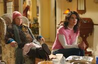 Gilmore Girls – Eigentlich wollte Lorelai (Lauren Graham, r.) einen entspannten Abend mit ihrer Tochter verbringen, doch dann wird ihr bewusst, dass sie ihre Mutter enttäuscht, wenn sie keinen Junggesellinnenabschied für diese veranstaltet. Auch diesmal ist Sookies (Melissa McCarthy, l.) sofort zur Stelle und hilft ihrer besten Freundin aus der Patsche ...