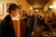 Tatort – Hauptkommissar Franz Leitmayr (Udo Wachtveitl, rechts) mit Graensel (Julius Feldmeier) in dessen Wohnung.