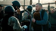 The Fortress – Charlie (Russell Tovey) versucht mit Baby Hope nach Norwegen einzureisen.
