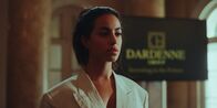 neoriginal: Crystal Wall – Dita (Gizem Emre) ist vertraglich an das Dardenne-Unternehmen gebunden doch es fällt ihr sichtlich schwer dem nachzukommen.