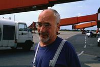 Löwenzahn Classics – Überall auf dem Rollfeld sucht Peter (Peter Lustig) seinen Koffer. Vielleicht ist er ja vom Gepäckwagen gefallen und liegt irgendwo im Flughafengelände.