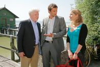Die Rosenheim-Cops – Olaf Hansen besucht seinen Sohn Sven und ist ganz angetan von dessen Kollegin Patrizia Ortmann (v.li.: Friedhelm Ptok, Igor Jeftic, Diana Staehly).