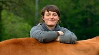 Typisch! – Ve Anissa Spindler wollte immer schon Bäuerin werden. Obwohl ihre Eltern nichts mit Landwirtschaft zu tun hatten. Jetzt ist sie stolze Besitzerin eines Demeter-Hofes bei Parchim.