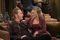 How I Met Your Father – Robert (John Corbett, l.); Sophie (Hilary Duff, r.)