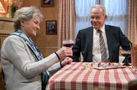 Sturm der Liebe – Werner (Drik Galuba, r.) stellt wieder einmal fest, was für ein Glück Alfons mit seiner Hildegard (Antje Hagen, l.) hat.