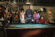 The Middle – Mit ihrem neuen Billardtisch werden Sue (Eden Sher, l.), Axl (Charlie McDermott, 2.v.l.), Mike (Neil Flynn, M.), Frankie (Patricia Heaton, 2.v.r.) und Brick (Atticus Shaffer, r.) bestimmt zur coolsten Familie des Viertels ...