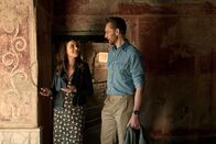 Pompeji mit Tom Hiddleston – Professorin Caitie Barrett und Tom Hiddleston erkunden die Ruinen des Hauses von Julia Felix in Pompeji. (National Geographic/Paolo Verzone)
