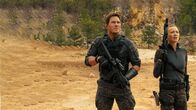 The Tomorrow War – Dan Forester (Chris Pratt, l.); Emmy Forester (Betty Gilpin, r.)