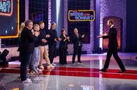 Wer weiß denn sowas XXL – Moderator Kai Pflaume (r.) begrüßt Elton, Melissa Naschenweng, Markus Lanz, Felix Lobrecht, Till Reiners, Richard David Precht, Annett Louisan und Bernhard Hoëcker (v.l.).