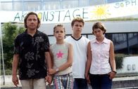 Unsre Mutter ist halt anders – Paula hat schon wieder die Sachen gepackt. Max (Richy Müller, l.), Fidel (Anja Sommavilla, r.), Lisa (Sidonie von Krosigk, 2.v.l.) und Erik (Tobias Retzlaff, 2.v.r.) sind dagegen.