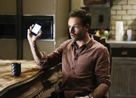 Elementary – Ein Universitätsprofessor wurde ermordet aufgefunden. Sherlock Holmes (Jonny Lee Miller) macht sich auf die Suche nach dem Mörder ...