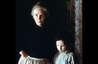 The Others – Mrs. Mills (Fionnula Flanagan) hilft der jüngst verwitweten Mutter, sich um Anne und Nicholas (James Bentley) zu kümmern.