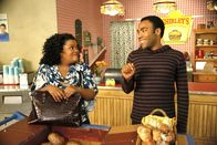 Community – Der Abschluss steht kurz bevor: Troy (Donald Glover, r.) und Shirley (Yvette Nicole Brown, l.) sind mit den Vorbereitungen für die Abschlussparty beschäftigt, als plötzlich unerwartete Gäste aufkreuzen ...