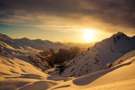 Heimatleuchten – Sonnenunterganstimmung bei der letzten Abfahrt ins Tal am Flexen. Blick ins Klostertal