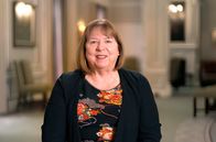 Der Autokraten-Code – Dame Wendy Hall ist Professorin für Computerwissenschaften und Mitglied des UN-Beratungsgremiums für KI. Sie fordert die strikte Regulierung von künstlicher Intelligenz.