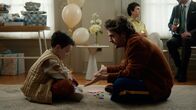 Extraordinary – Jizzlord (Luke Rollason) spielt mit seinem Sohn Alfie (Alfie Harrison) und erklärt ihm, warum er sich so lange hat nicht blicken lassen. Alfie ist davon ausgegangen, dass Jizzlord ein Geheimspion ist.