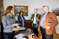 Die Rosenheim-Cops – Die Kommissare Stadler und Andresen befragen Bürgermeister Norbert Steingruber und dessen Referentin Monika Schindler (Eva Mähl, l.), Kommissarin Andresen (Sophie Melbinger, 2.v.l.), Bürgermeister Norbert Steingruber (Michael Lerchenberg, 2.v.r.), Kommissar Stadler (Dieter Fischer, r.).
