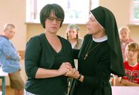 Um Himmels Willen – Die Schüler haben ihrer Lehrerin übel mitgespielt (v.li.: Ruth Meyer, Janina Hartwig).