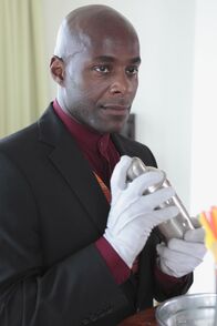Death in Paradise – Der Buttler William (Paterson Joseph).
