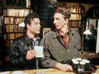 Tatort – WDR Fernsehen TATORT, "Mord in der Akademie", Buch Claus-Michael Rohne, Regie Ulrich Stark Uhr. Der Kunststudent Gereon Müller (Rufus Beck, rechts) wird verdächtigt, seinen Kommilitonen Till Bornemann ermordet zu haben. Ballauf (Klaus J. Behrendt) nimmt ihn vorläufig fest.